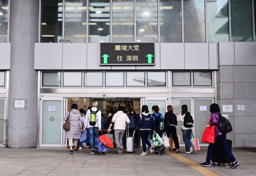 關員於深圳灣管制站離境大堂，截獲涉案女旅客。資料圖片