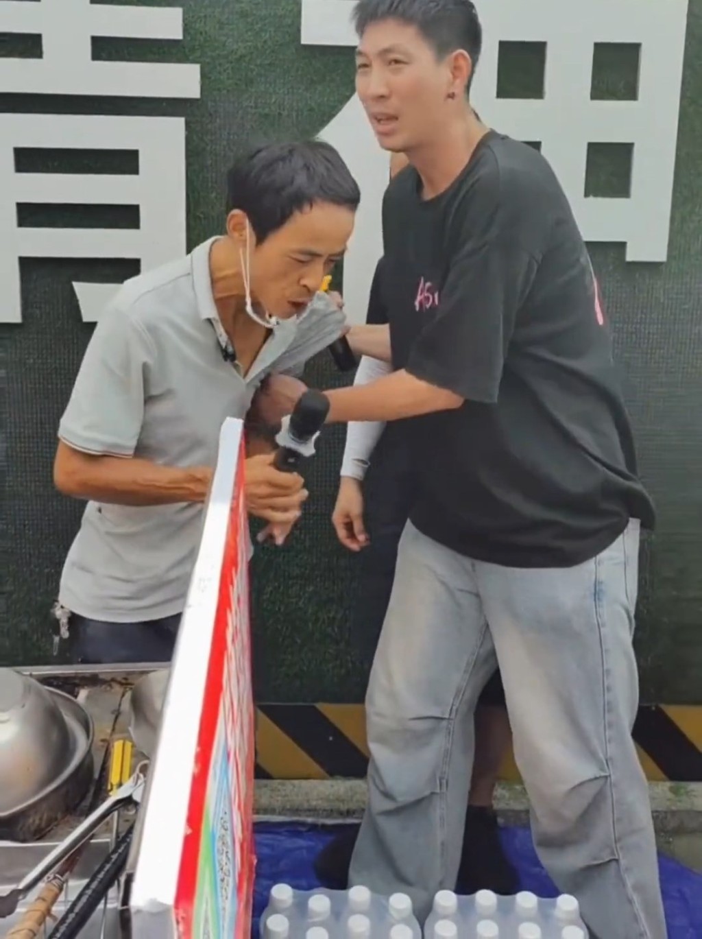 陌生男子強扯雞排哥。