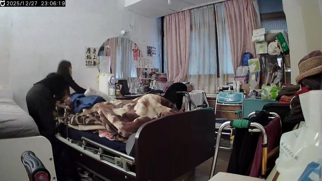 閉路電視拍下看護奮身保護婆婆一刻。threads@ta2__l__tattoo 閉路電視拍下看護奮身保護婆婆一刻。threads@ta2__l__tattoo