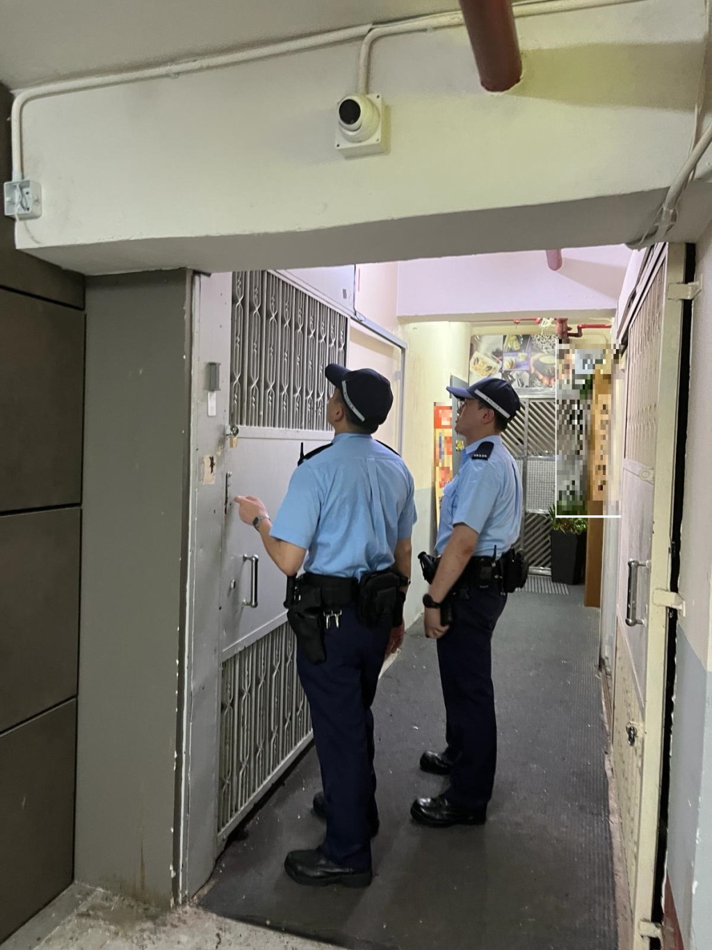 行動中，人員巡查區內多幢大廈。