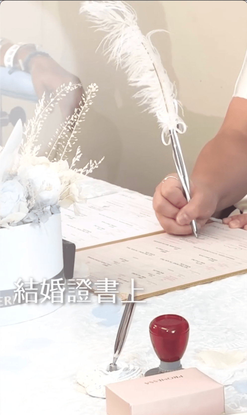 瑪麗醫院病房變婚禮現場 病重母親見證愛女出嫁 醫護化身婚禮統籌。Facebook 瑪麗通訊 瑪麗醫院病房變婚禮現場 病重母親見證愛女出嫁 醫護化身婚禮統籌。Facebook 瑪麗通訊