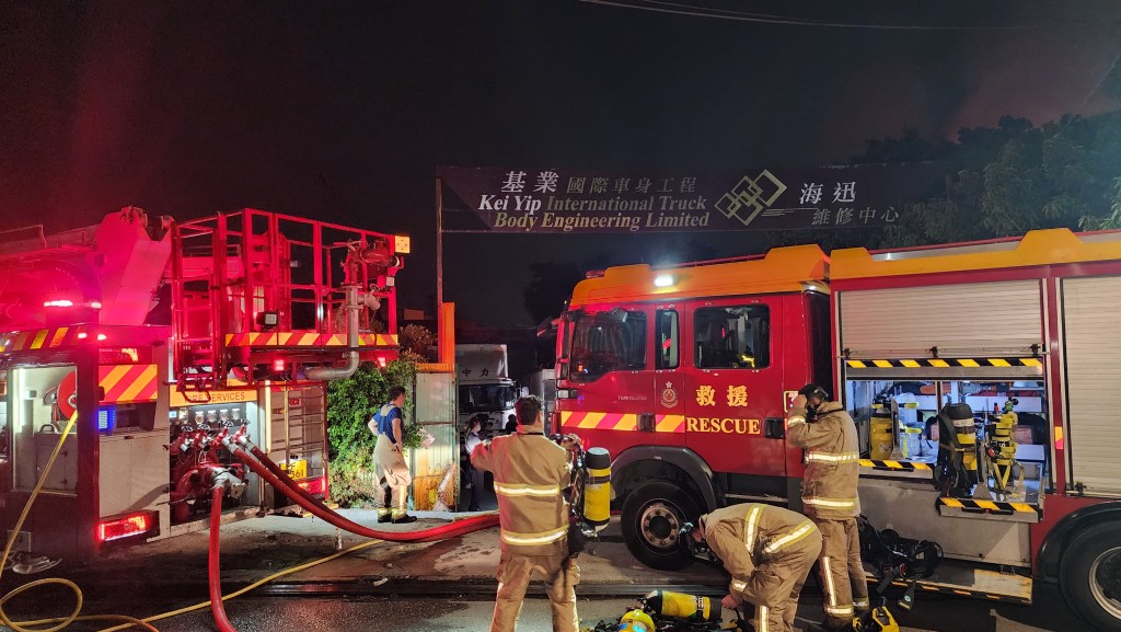 消防趕往現場進行灌救。黎志偉攝 消防趕往現場進行灌救。黎志偉攝