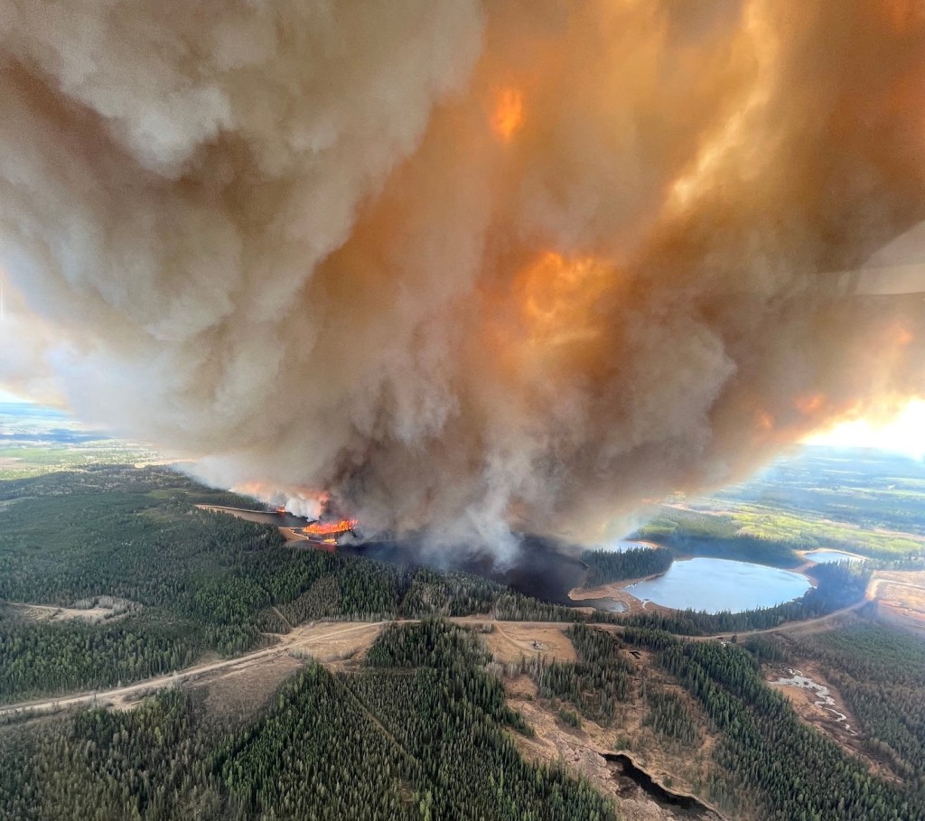现时多处山火覆盖面积达到12万1909公顷。路透社