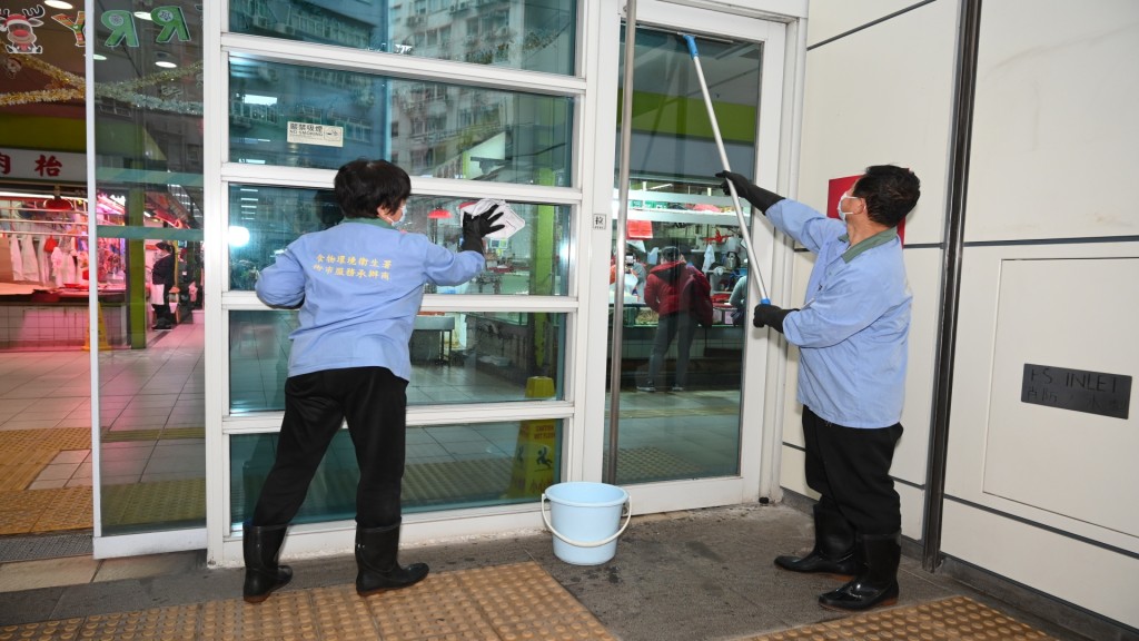 食環署服務承辦商的清潔人員正清潔公眾街市。政府新聞處圖片
