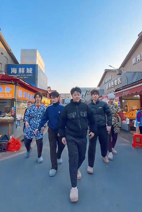 “湖南伢子团”凭土味在网络突围而出。抖音