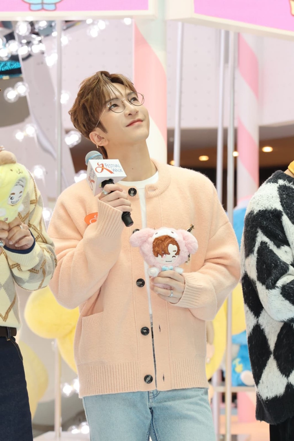 AL同企滿幾層「神徒」打招呼。