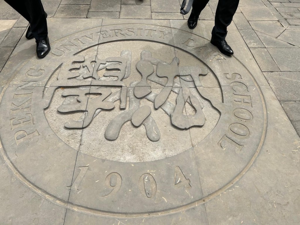 課程的課堂模擬法庭考核,及結業及頒奬典禮將於6月11日在北京舉行,其中表現傑出的學生將獲公會頒發獎學金,資助他們今年暑假到香港,深入了解香港大律師事務所及大律師的行業。 課程的課堂模擬法庭考核,及結業及頒奬典禮將於6月11日在北京舉行,其中表現傑出的學生將獲公會頒發獎學金,資助他們今年暑假到香港,深入了解香港大律師事務所及大律師的行業。