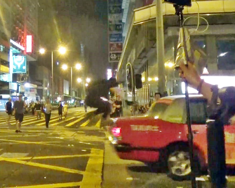 示威者跳上的士車尾箱破壞。
