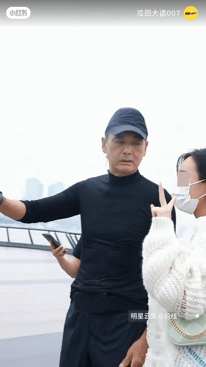 發哥疑似不滿對方戴上口罩合照。 發哥疑似不滿對方戴上口罩合照。