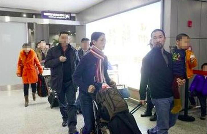 2012年有网民拍到吴倩莲一家三口现身成都机场。