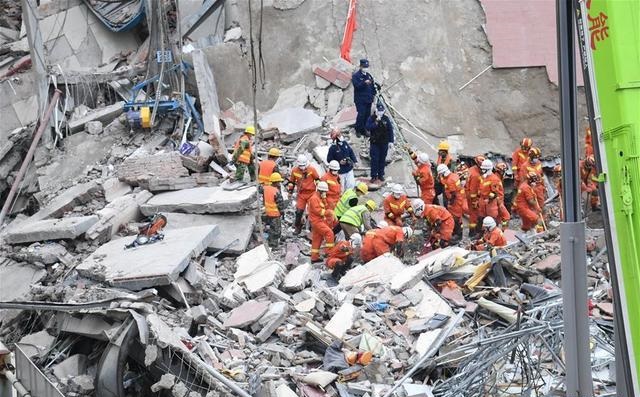 救援人員救人。網圖