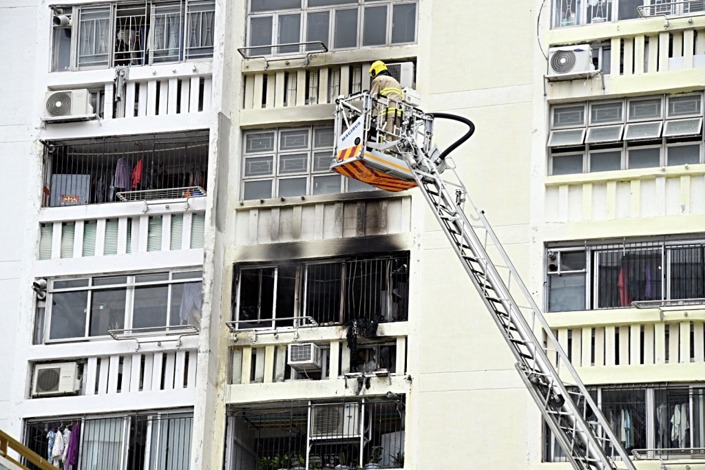 消防升起雲梯灌救。楊偉亨攝 消防升起雲梯灌救。楊偉亨攝