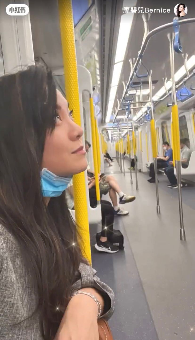 廖碧儿最近分享坐港铁的短片。