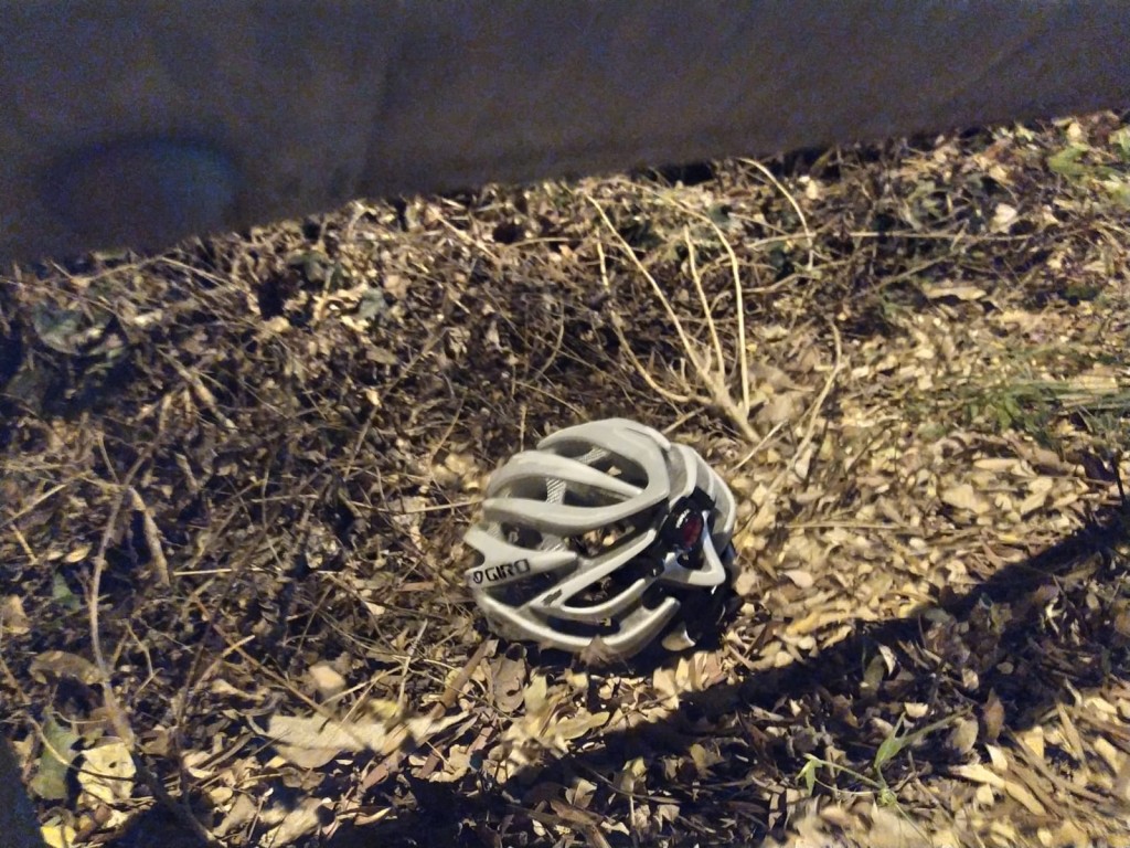 意外現場遺下單車頭盔。