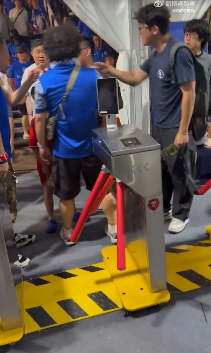 3名上海申花球迷在愛隊輸波後，指罵著錯波衫父子引起軒然大波。