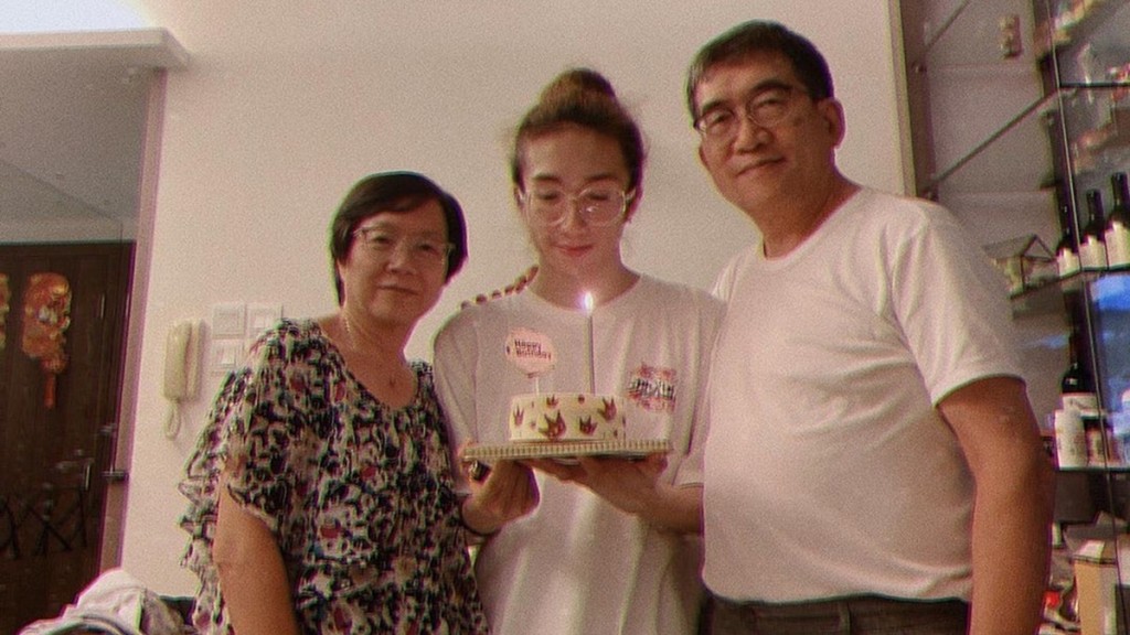 阿mo(中)父親李盛林(右)發表52封代禱信。網上圖片