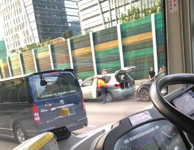 吐露港公路先後發生3宗交通意外。網民鄭家希圖片