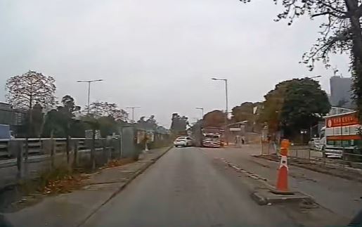 私家車踩界與貨車相撞。fb馬路的事 (即時交通資訊台) 