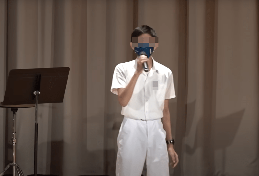 该名男生在校内歌唱比赛中演唱《记忆棉》。影片截图
