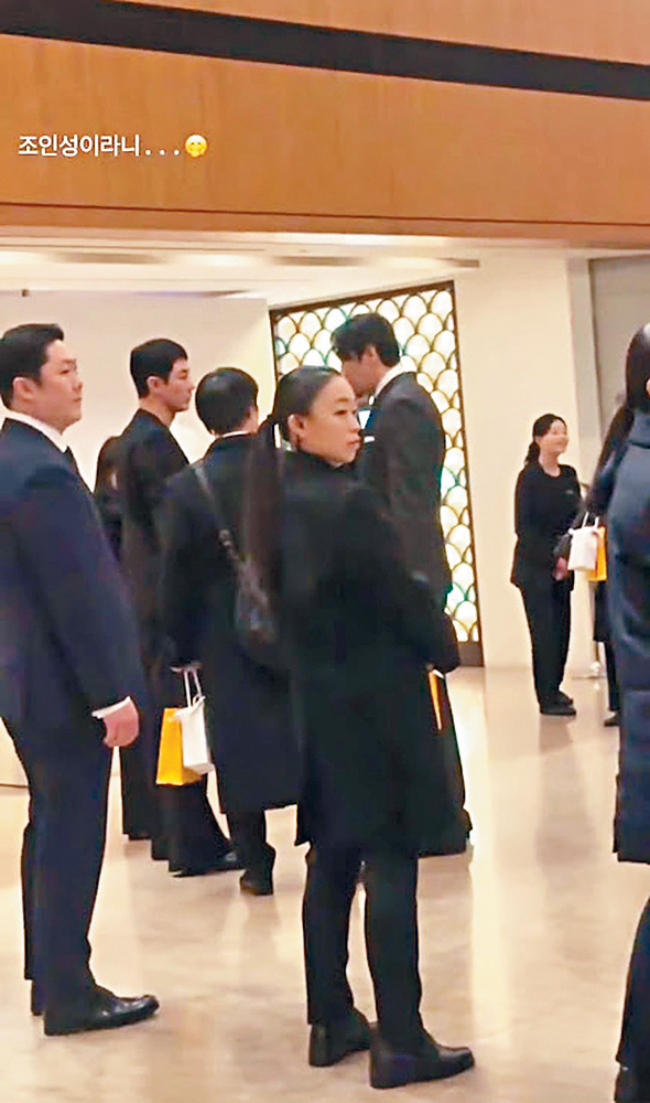 有人拍到趙寅成（左二）現身新羅酒店，出席金宇彬婚禮。