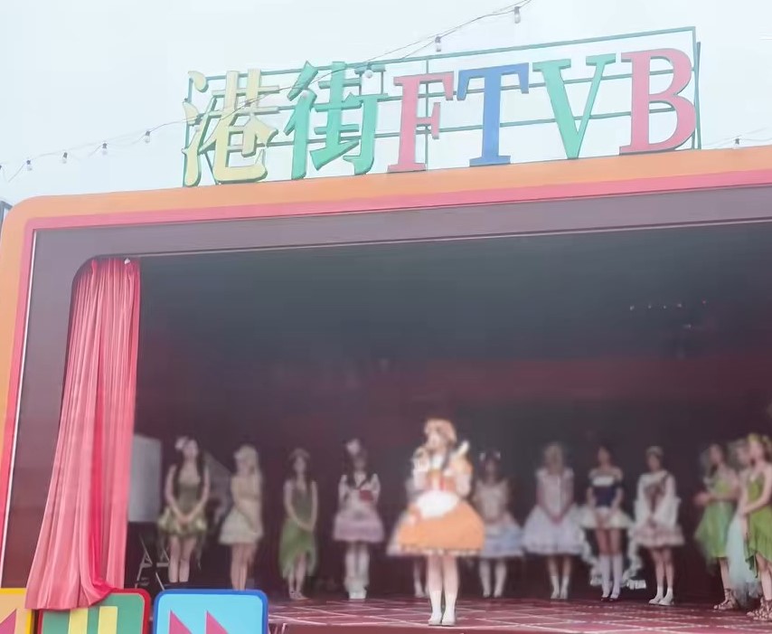 安徽芜湖方特梦幻王国有小孩被邀上台，按自己意愿点选舞者为自己表演。澎湃新闻