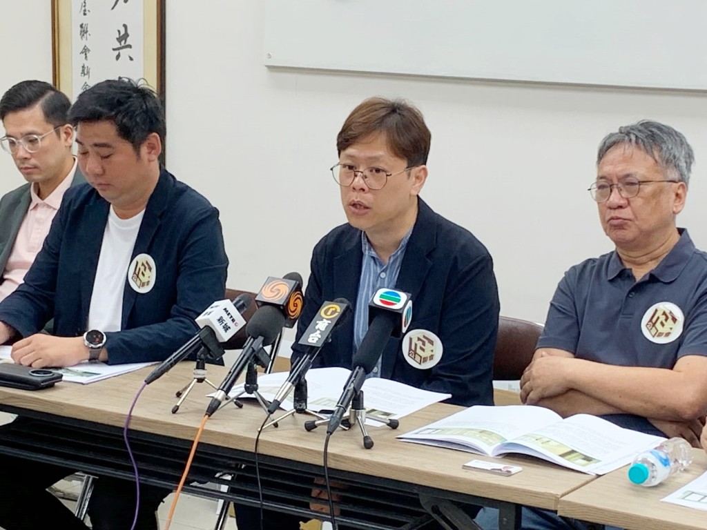 公屋聯會亦建議,政府可利用北部都會區的公營房屋資源,作為舊邨重建的遷置資源。圖為公屋聯會總幹事招國偉。 公屋聯會亦建議,政府可利用北部都會區的公營房屋資源,作為舊邨重建的遷置資源。圖為公屋聯會總幹事招國偉。