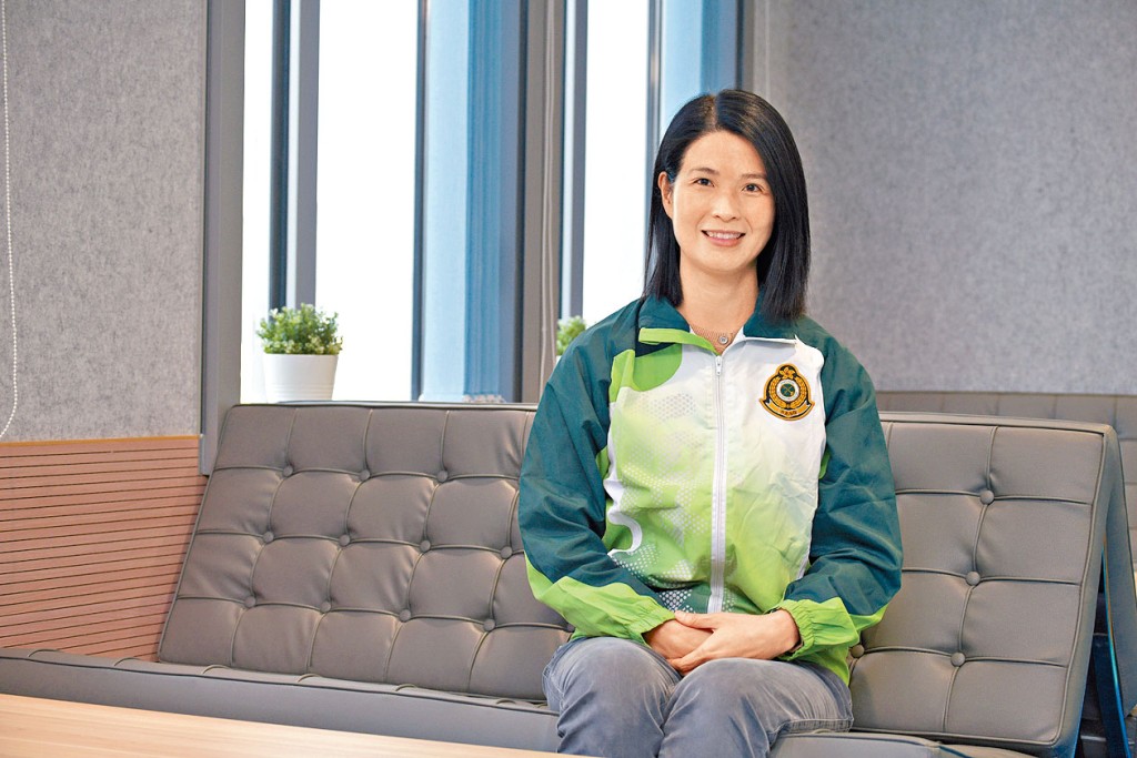海關女高級關員吳玉蘭（Noel）無私捐贈骨髓予他人，獲義務工作發展局頒發義勇獎表揚。