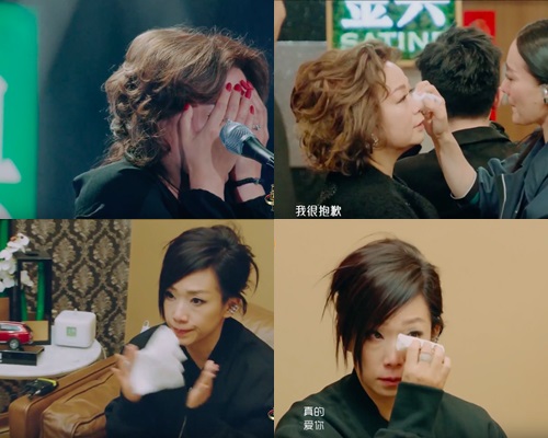 林憶蓮一邊聽也一邊被感動到眼泛淚光。