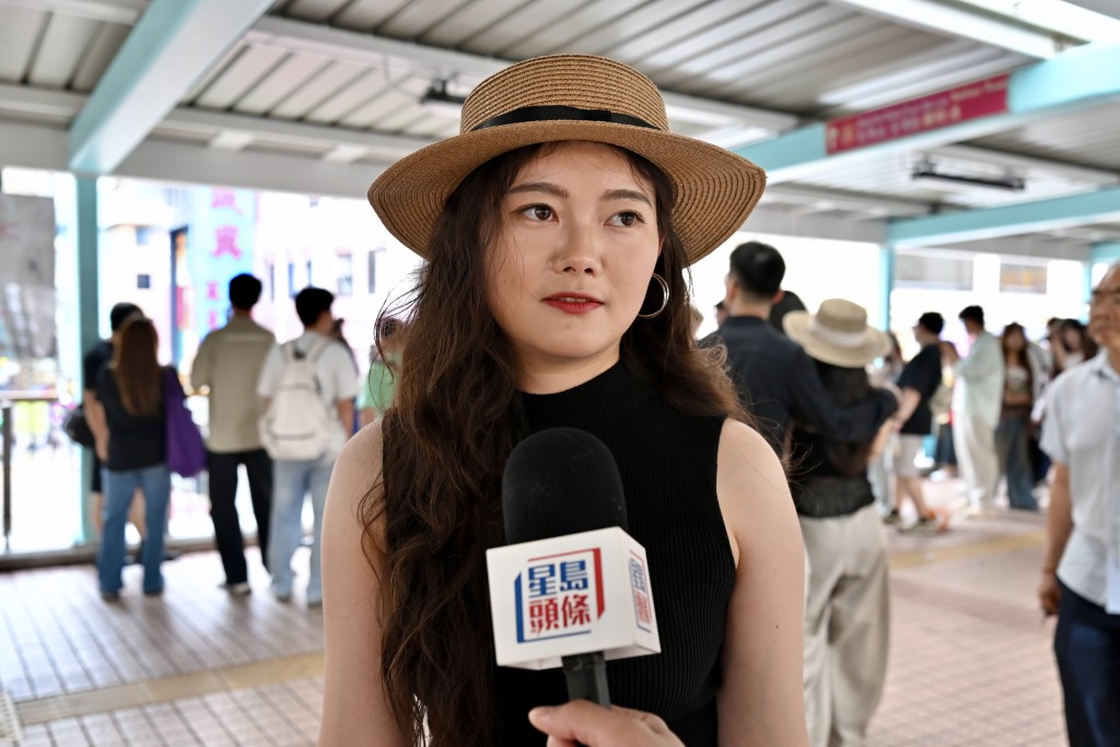 內地遊客于小姐表示,來港前曾看過小紅書帖文介紹,因此特意前來拍照留念。 內地遊客于小姐表示,來港前曾看過小紅書帖文介紹,因此特意前來拍照留念。