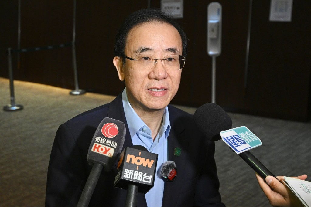 嚴志堅指近年港大收生情況理想,且越來越多學生有意入讀港大,相信入讀競爭相當激烈。陳浩元攝 嚴志堅指近年港大收生情況理想,且越來越多學生有意入讀港大,相信入讀競爭相當激烈。陳浩元攝