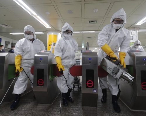伊朗疫情嚴重,當局加強防疫消毒措施。AP