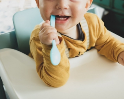 有母亲无喂饲女儿达3星期。Unsplash图片