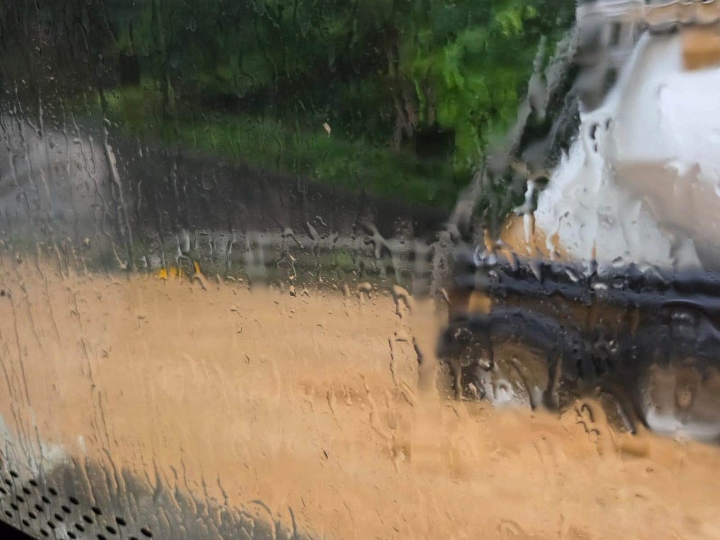 水深近半個車輪。fb上水人大聯盟圖片