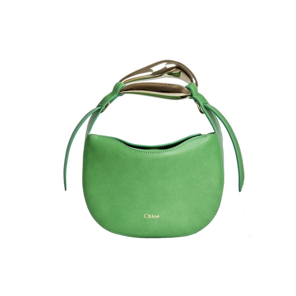 披上亮麗綠色的Chloe Small Kiss小型號手袋 ，充滿春日氣息。$12,000