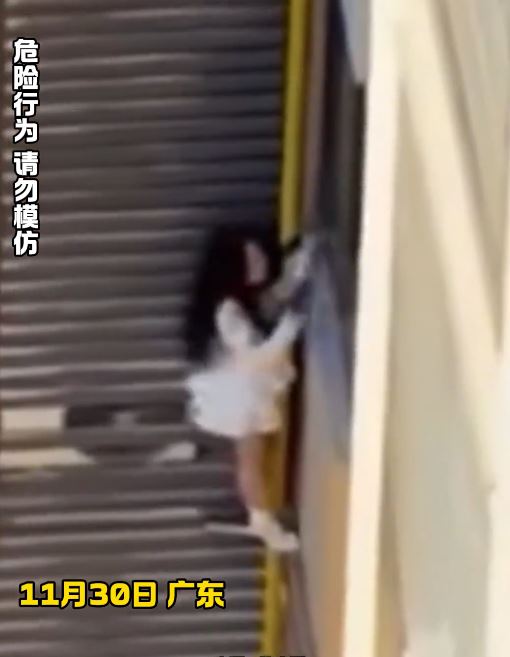 網民猜測爬窗逃走的女子，是為躲避捉姦，但逃走過程中險象橫生。抖音