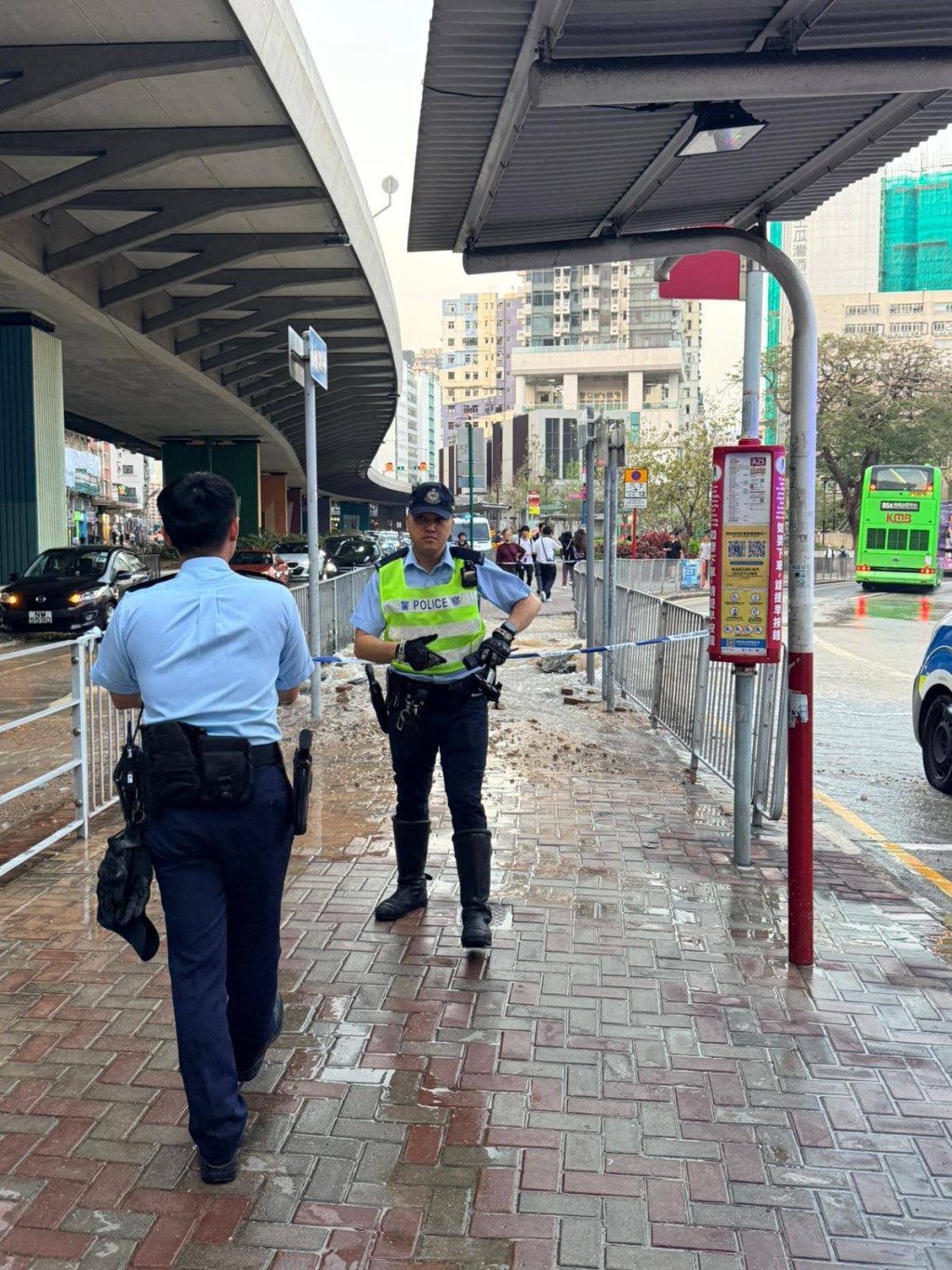 警方赶至协助封路。九龙城区议员林博Facebook