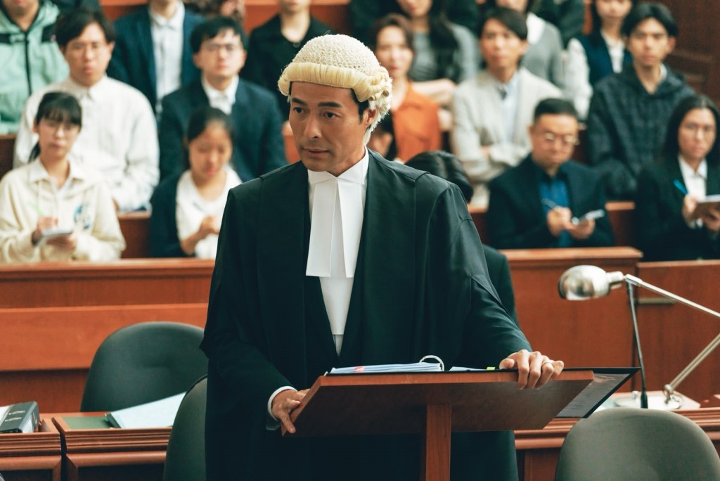 於近日熱播的《地獄大狀》與《COURT!》中,達倫演活律師一角,更被現實中的「真」律師大讚形神俱似。(圖片來源:ViuTV劇照) 於近日熱播的《地獄大狀》與《COURT!》中,達倫演活律師一角,更被現實中的「真」律師大讚形神俱似。(圖片來源:ViuTV劇照)