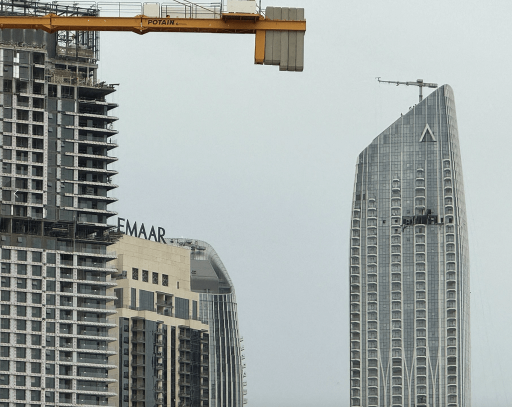 杜拜著名地標克里克港（Creek Harbour）一棟高層住宅大樓，於周四（12日）凌晨遭一架無人機撞擊並引發火災，建築物牆身被撞出巨大洞口。路透社