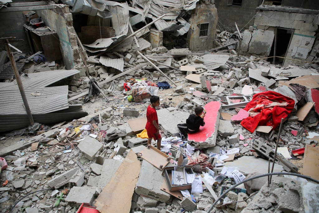以军空袭拉法，击毁民房，造成至少15人死亡。路透社