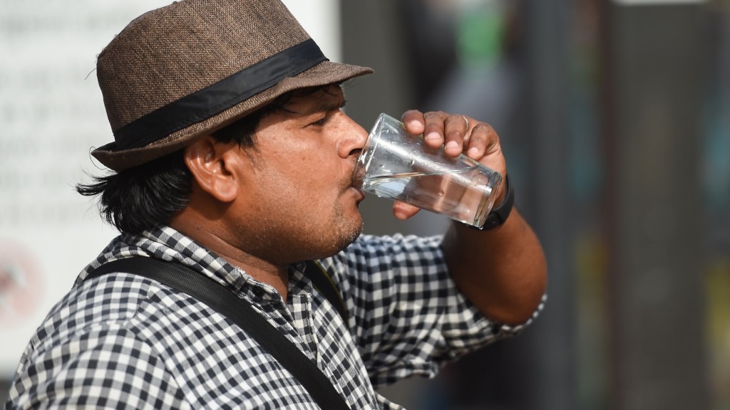 專家提醒，大熱天補充水分時，切勿在短時間內大量喝水。 新華社