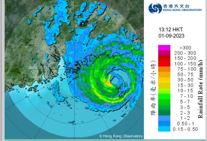 天文台今午1时45分在「热带气旋警告」中表示，雷达图像显示「苏拉」呈现双眼壁结构，「苏拉」继续以超强台风强度逼近本港。天文台截图