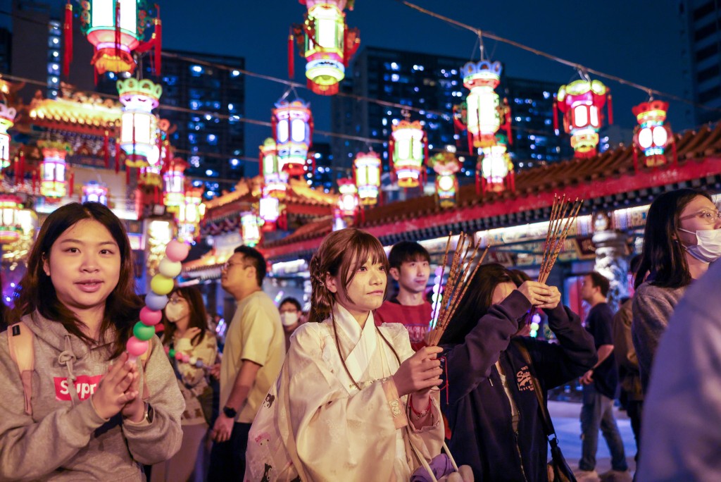 不少善信到黃大仙祠拜月老以祈求姻緣。 不少善信到黃大仙祠拜月老以祈求姻緣。