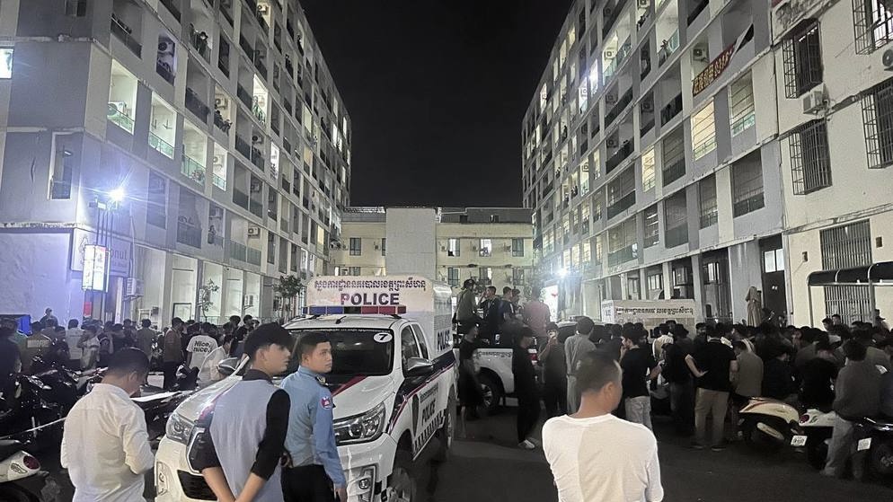 西港中國城園區內，大批警方連夜出動控制局勢，封鎖事發樓區並疏散人群。 柬中時報