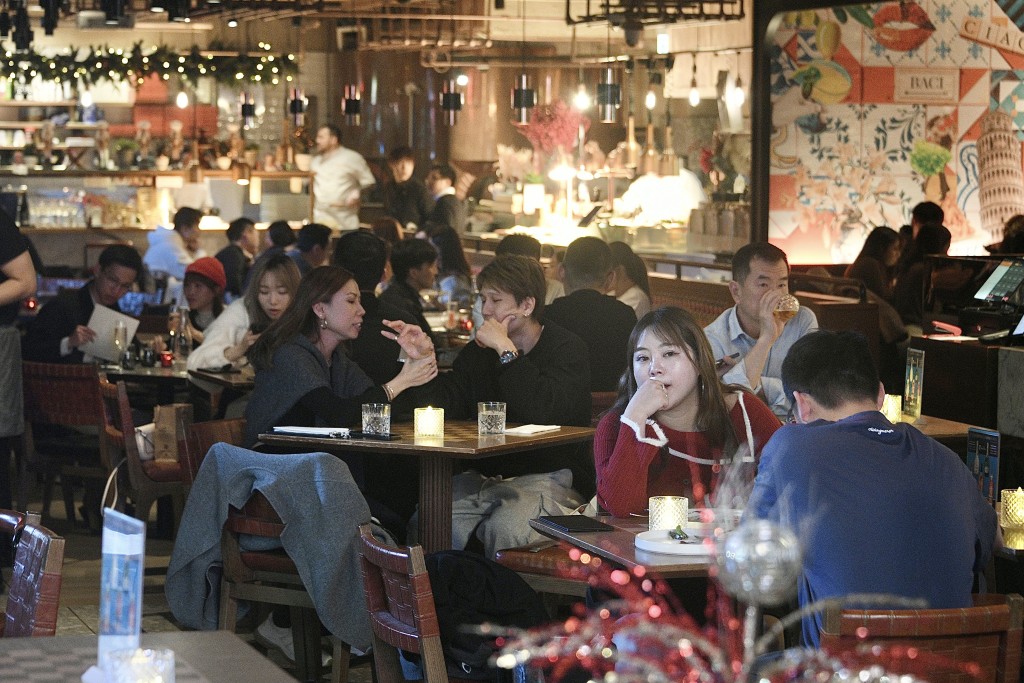 吳傑莊建議政府推出「夜間電子消費券」，限制使用時段於晚上9時後，直接刺激晚市消費。