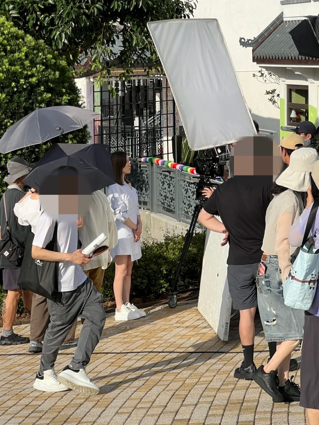 佘詩曼在烈日下拍攝，依舊狀態十足。