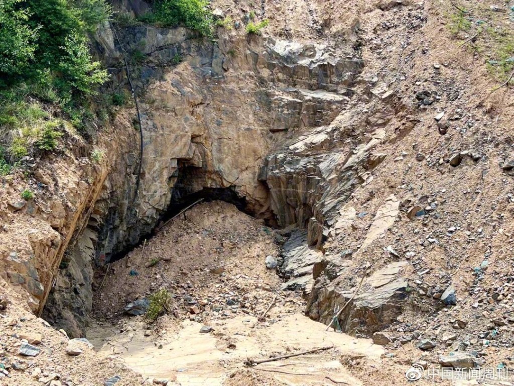 精誠鐵礦一角，一個礦洞洞口被封。 