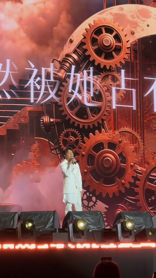 李克勤表演未受行程影響狀態。 李克勤表演未受行程影響狀態。