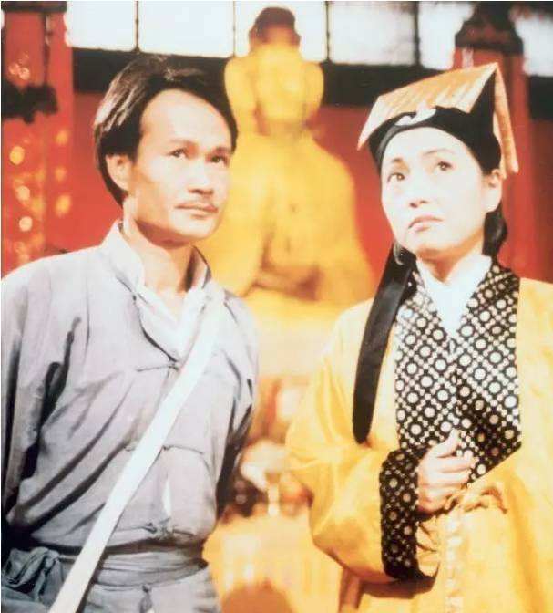 林正英與苑瓊丹因合作撻著。 林正英與苑瓊丹因合作撻著。