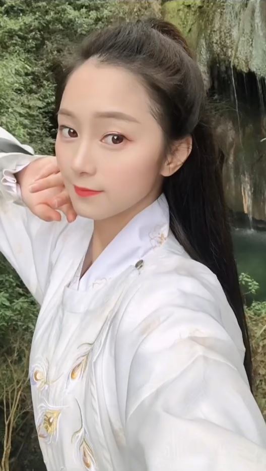 依依被燒傷前樣貌娟好。抖音＠依依的抗疤分享