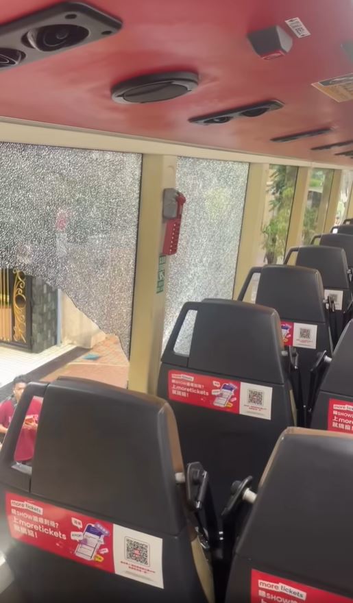九巴撞路旁大樹，左邊上層爆玻璃。fb車cam L（香港群組）影片截圖